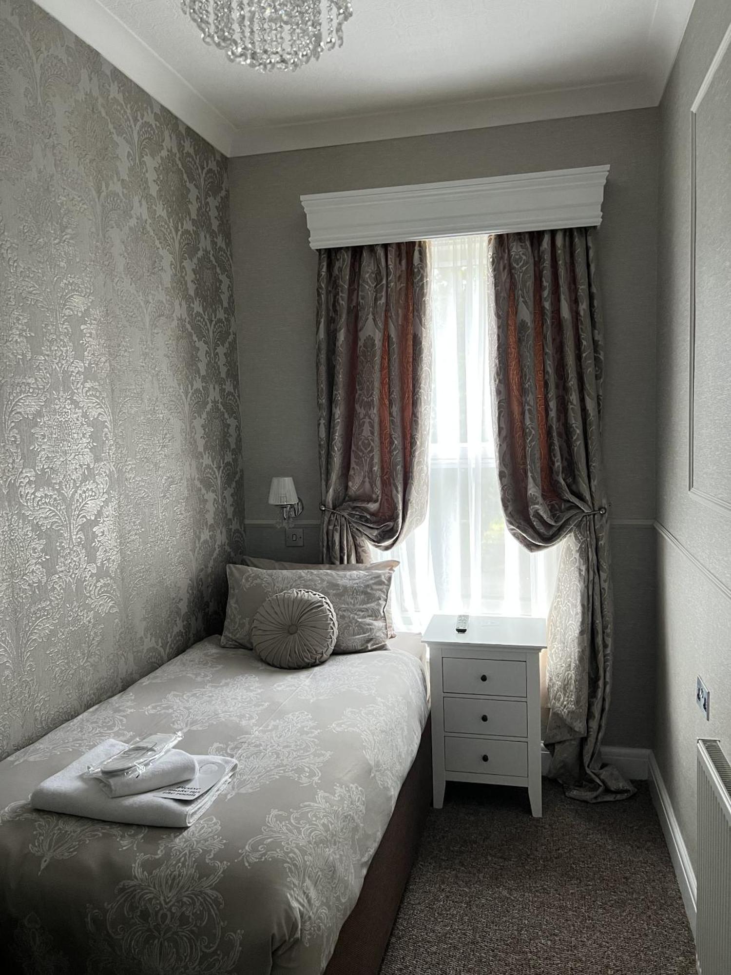 Tanes Hotel Cardiff Rum bild